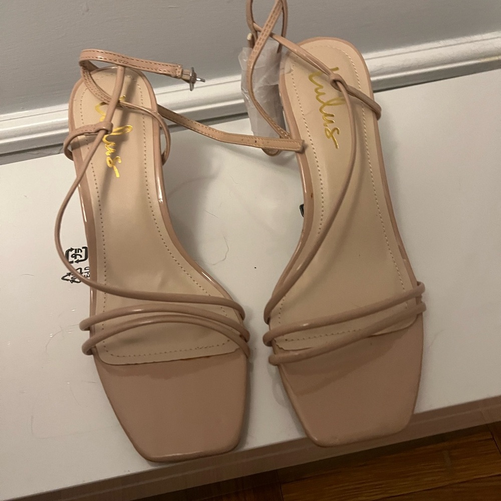 NEW NEVER WORN Lulu’s kitten heel